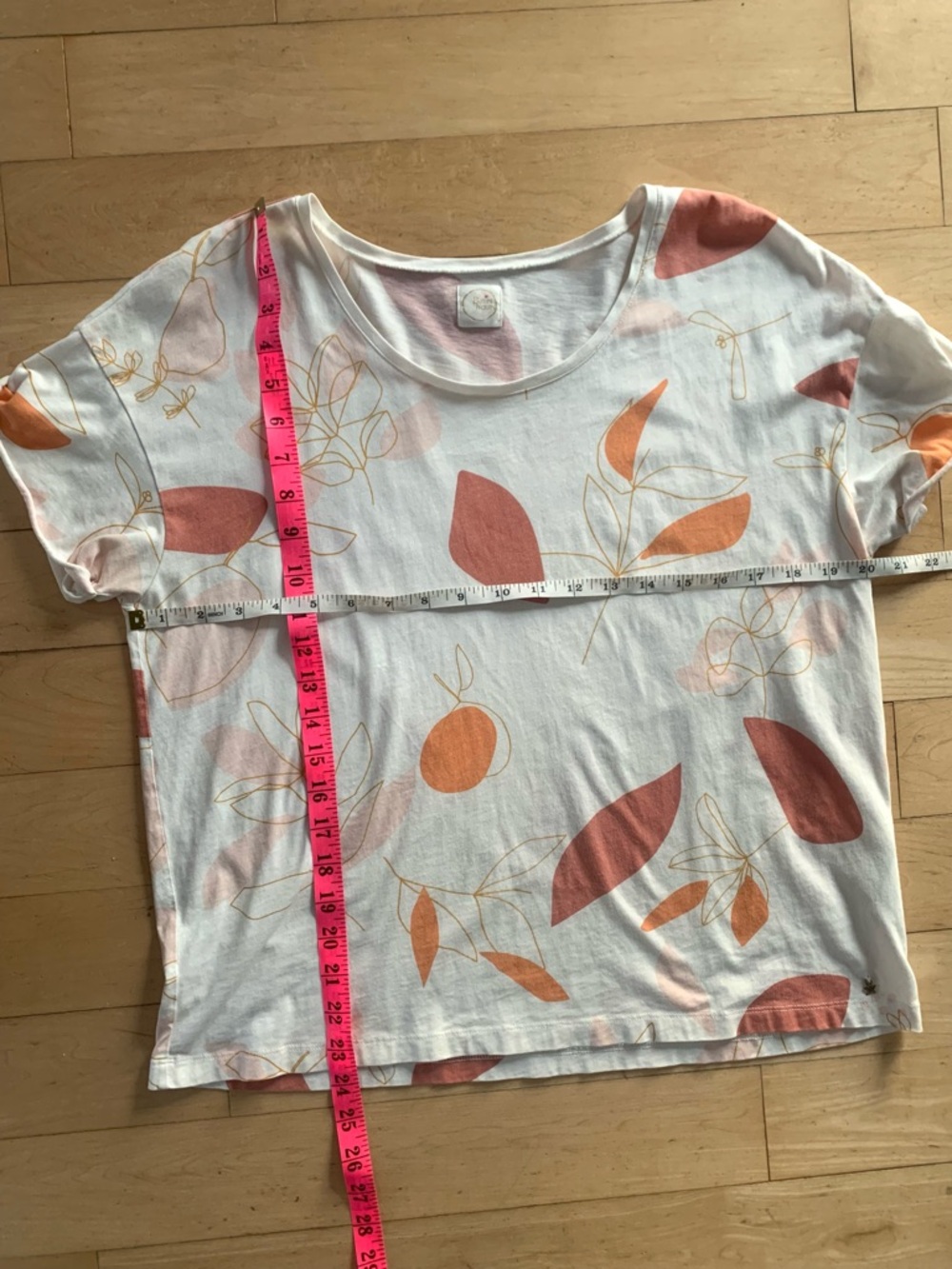 🇫🇷 Cream Short-Sleeve Tee with Rust Floral and Peach Motif - Picture 10 of 11